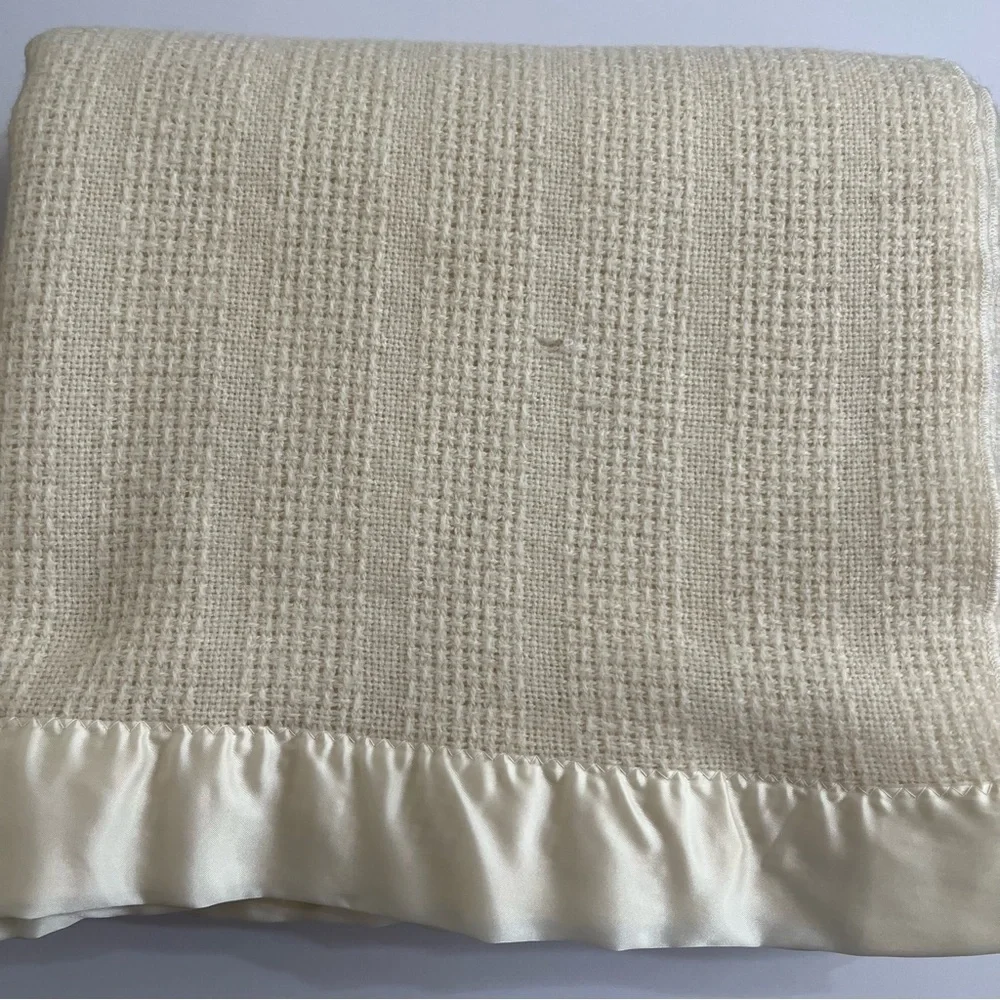 Vintage Faribo Cream Wool Acrylic Blend Satin Trim Blanket